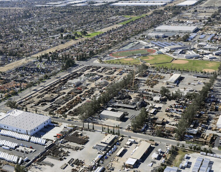 NEC Cherry Ave & Jurupa Ave, Fontana, CA à louer - Photo du bâtiment - Image 2 de 3