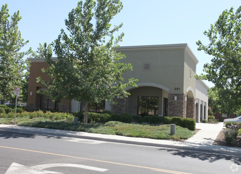 351 Mall Dr, Hanford, CA for sale - Building Photo - Image 2 of 4