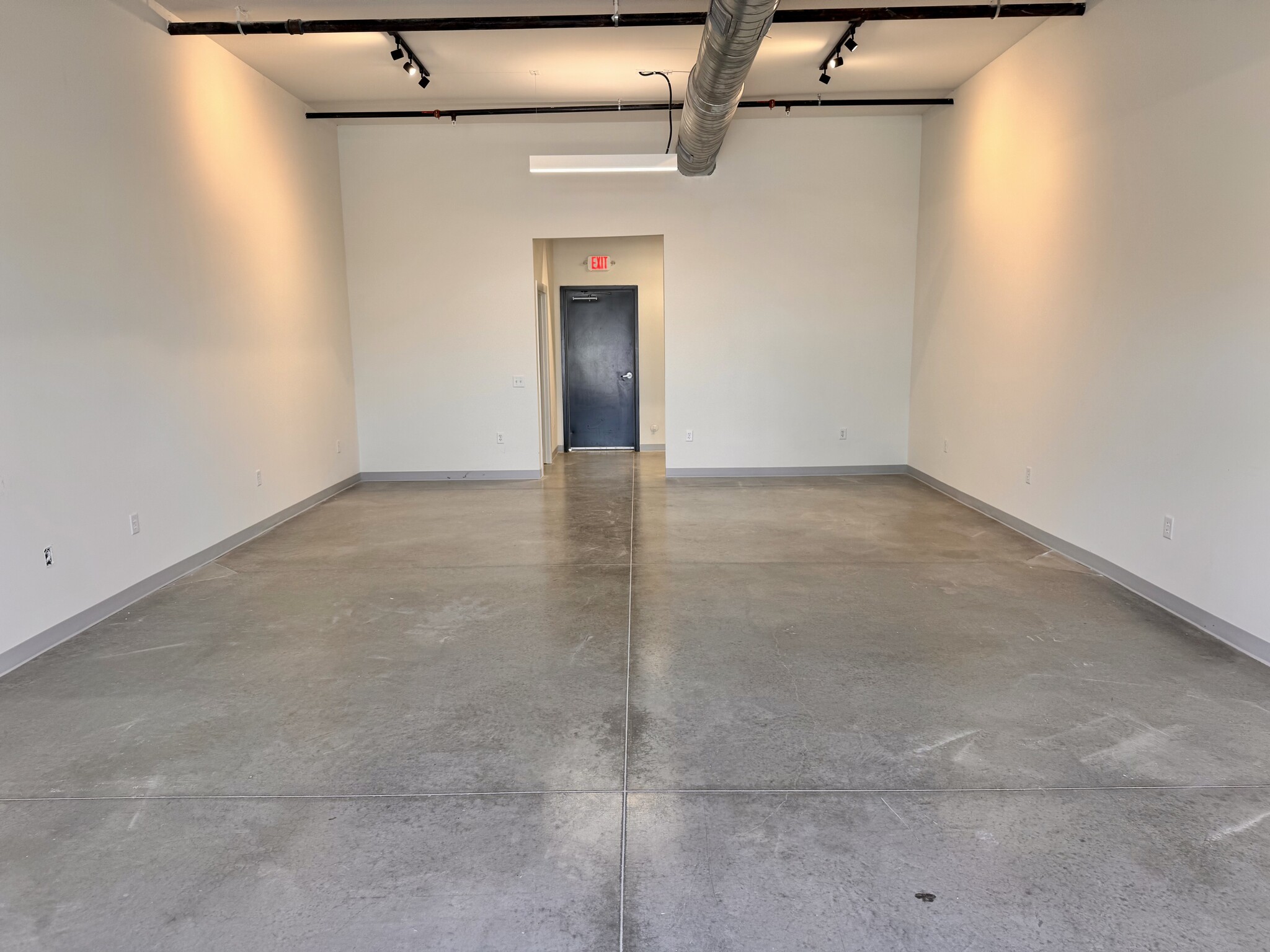 300 E Front St, Arlington, TX for lease Interior Photo- Image 1 of 6