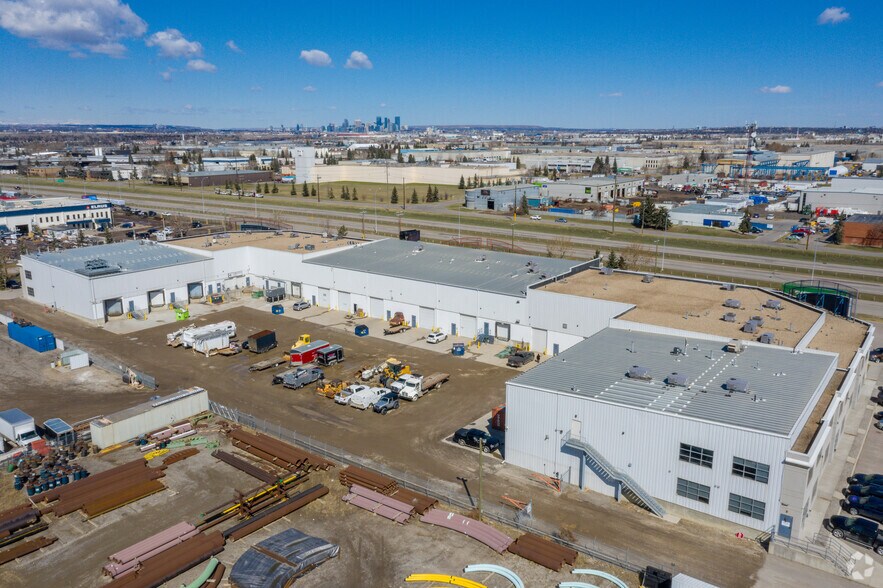 4511 Glenmore Trl SE, Calgary, AB à vendre - Photo du bâtiment - Image 3 de 15