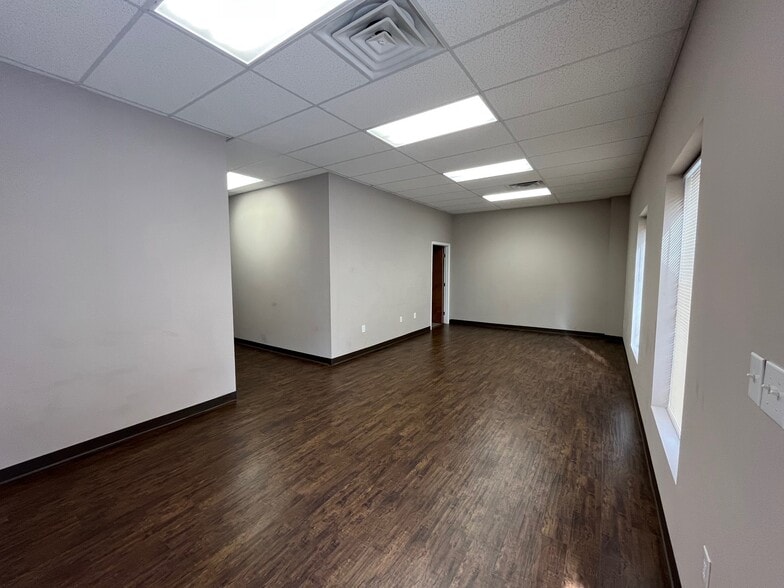 1904 Fairfax Rd, Greensboro, NC for lease - Building Photo - Image 2 of 11