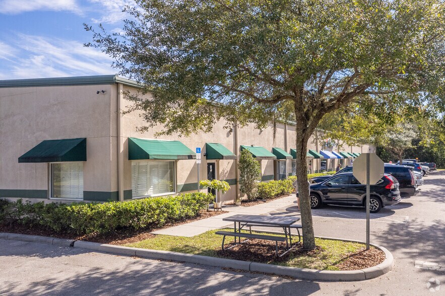 18735 E Colonial Dr, Orlando, FL à louer - Photo du bâtiment - Image 3 de 5