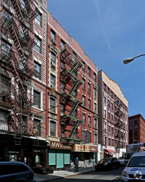 169 Mott St, New York, NY for lease - Building Photo - Image 2 of 4