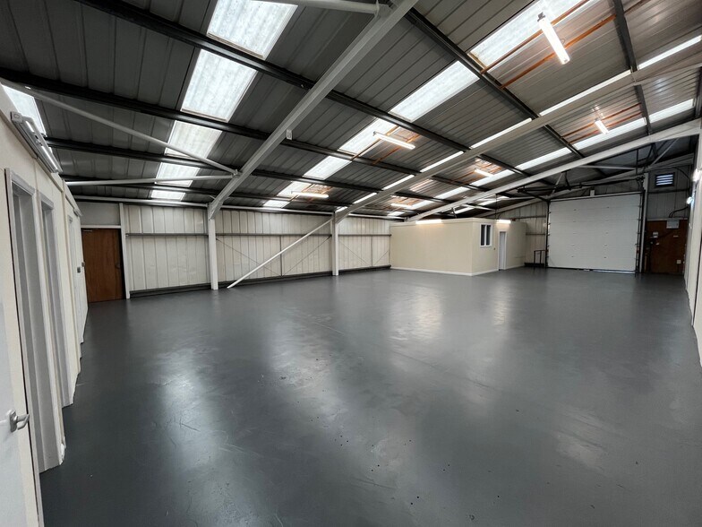 130A-130B Engineer Rd, Westbury à louer - Photo du bâtiment - Image 3 de 9