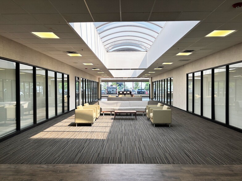 1156 Shure Dr, Arlington Heights, IL for lease - Building Photo - Image 3 of 9