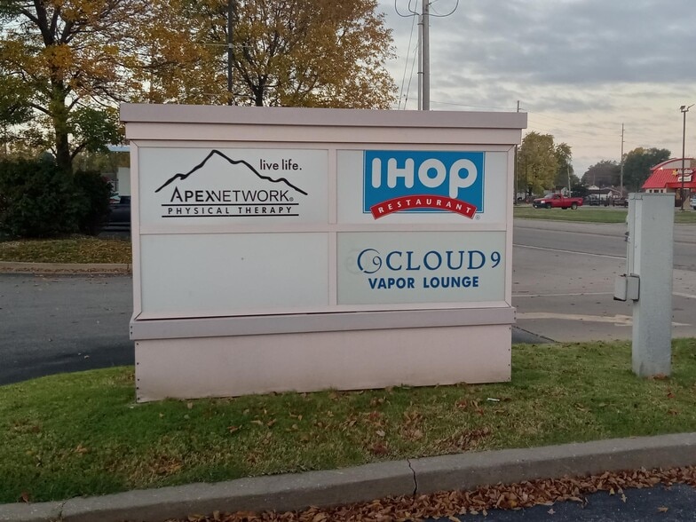 1126-1144 Vaughn Rd, Wood River, IL for lease - Building Photo - Image 3 of 12