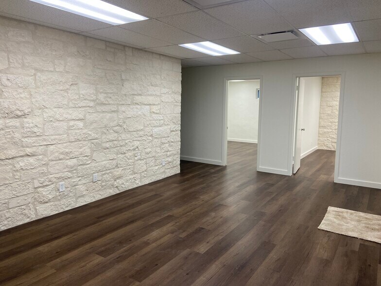 323 Breesport St, San Antonio, TX à louer - Photo du bâtiment - Image 2 de 9
