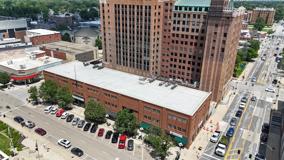 205 N Main St, Bloomington, IL for lease - Building Photo - Image 1 of 9