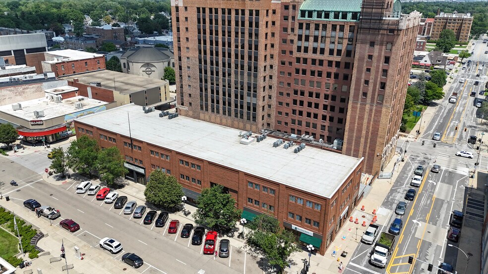 205 N Main St, Bloomington, IL à louer - Photo du bâtiment - Image 1 de 9