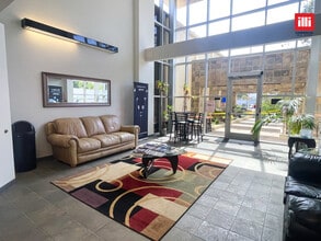 950 Lawrence Dr, Thousand Oaks, CA for lease Building Photo- Image 1 of 11