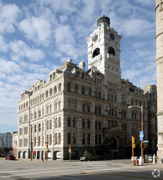 225 E Michigan St, Milwaukee, WI for lease - Building Photo - Image 2 of 12