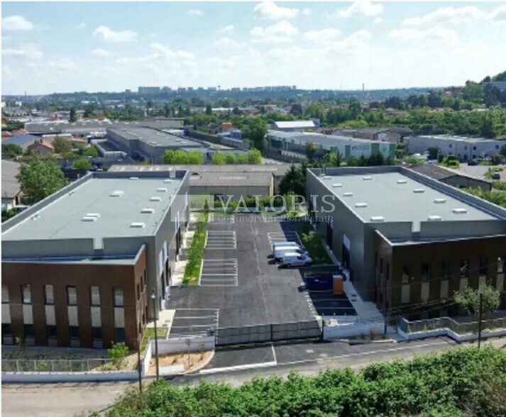 Local d'activités dans Saint-Genis-Laval à vendre - Photo du bâtiment - Image 1 de 6