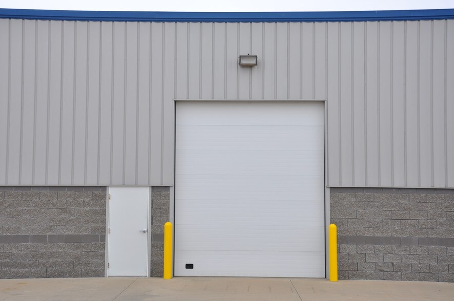 3195 Grand Prix Dr, Decatur, IL à louer - Photo du bâtiment - Image 3 de 11