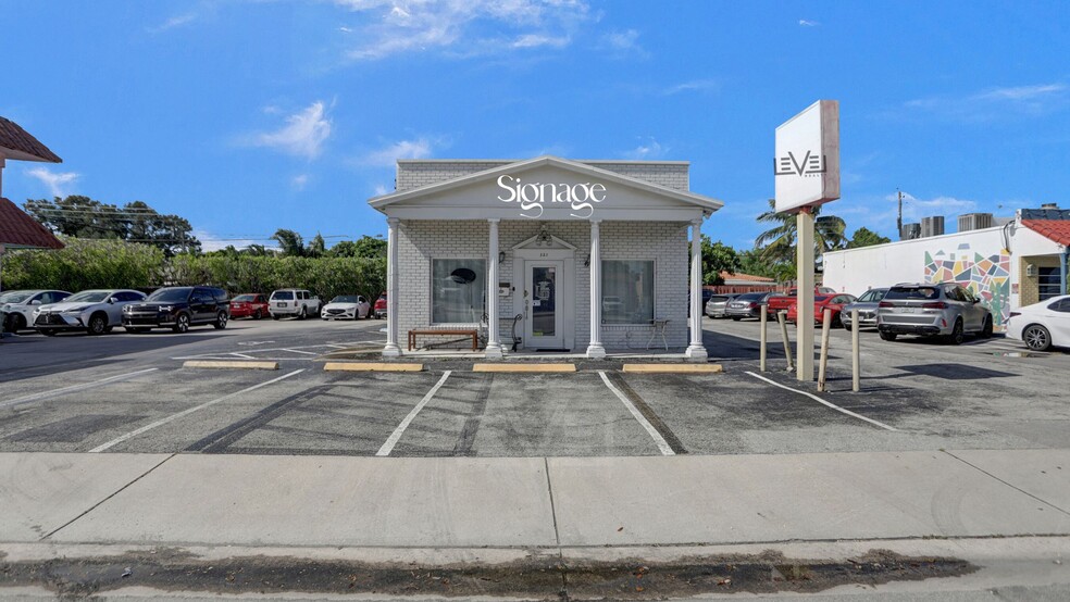 321 NE 44th St, Fort Lauderdale, FL for lease - Building Photo - Image 3 of 14