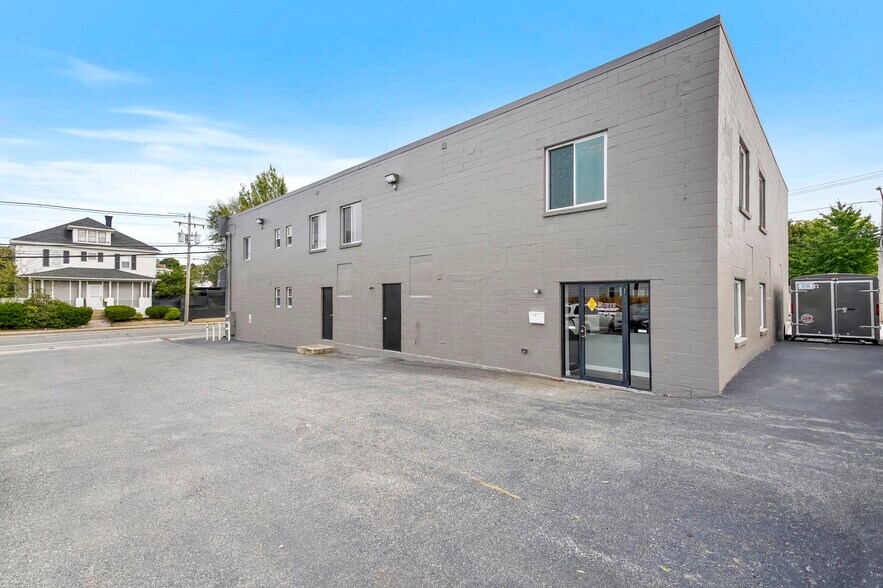 984 Charles St, North Providence, RI à vendre - Photo du bâtiment - Image 2 de 43