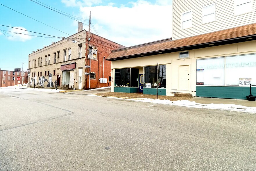 212 S 4th St, Jeannette, PA à louer - Photo du bâtiment - Image 3 de 15