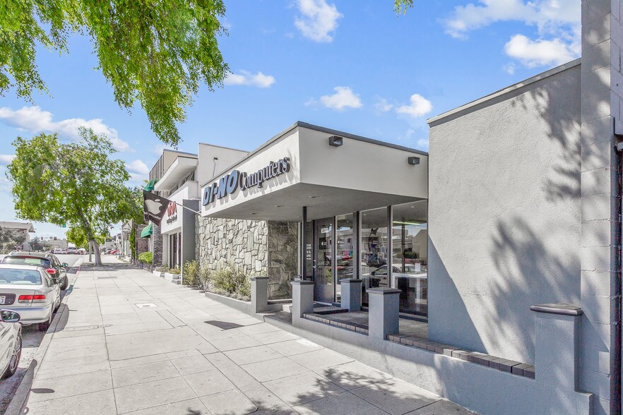 2835 E Foothill Blvd, Pasadena, CA à vendre - Photo du bâtiment - Image 1 de 12