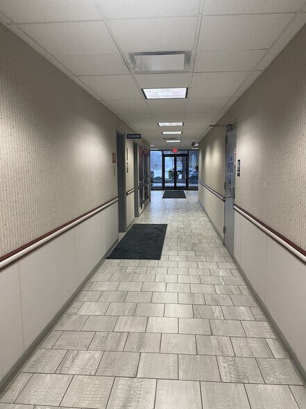 605 E Algonquin Rd, Arlington Heights, IL à vendre - Photo intérieure - Image 2 de 6