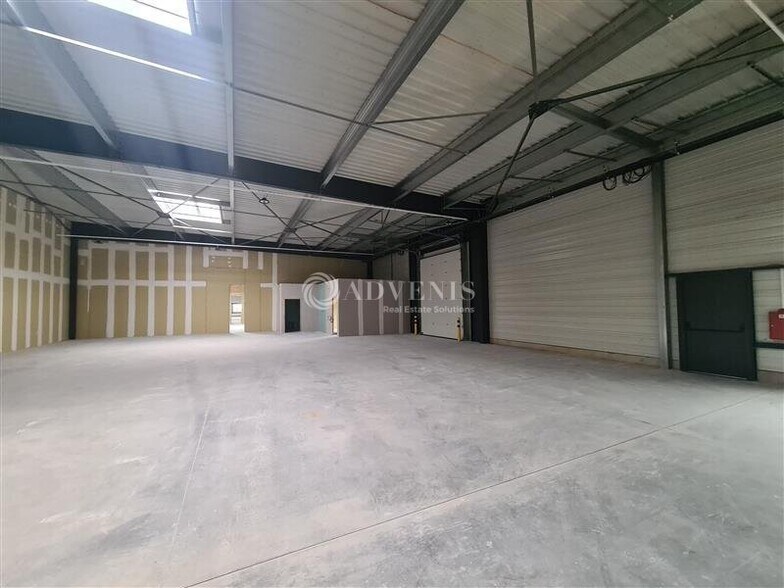 Flex in Flévy for lease - Interior Photo - Image 3 of 11