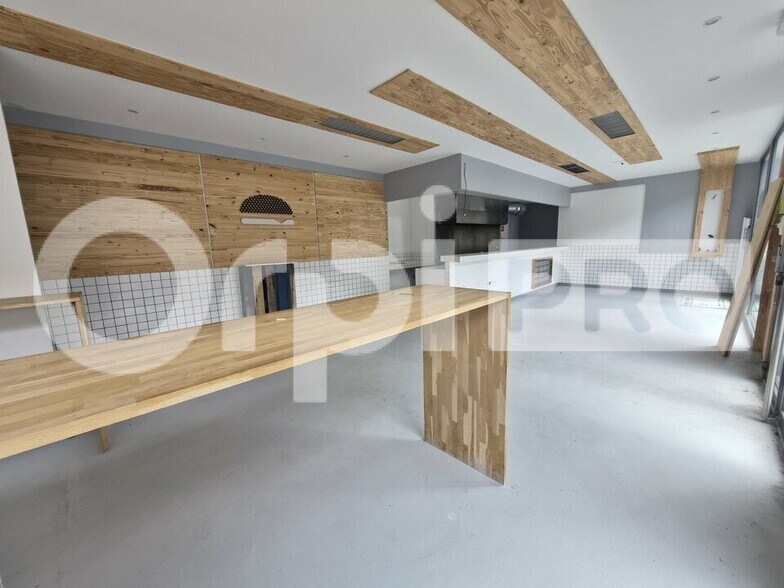Retail in Reims for lease - Interior Photo - Image 1 of 6