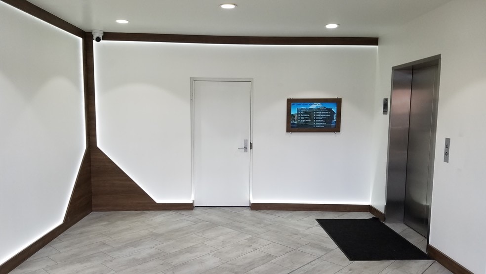 2501 W Burbank Blvd, Burbank, CA for lease - Interior Photo - Image 2 of 7