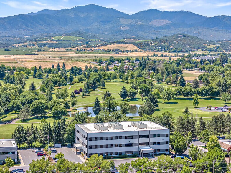 221 W Stewart Ave, Medford, OR à louer - Photo du bâtiment - Image 3 de 4