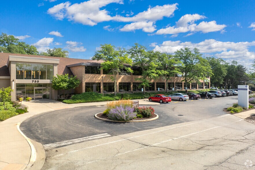 755 S Milwaukee Ave, Libertyville, IL à louer - Photo du bâtiment - Image 3 de 9