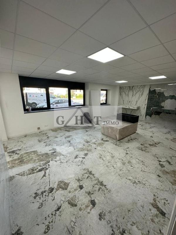 Office in Lieusaint for lease Interior Photo- Image 1 of 4