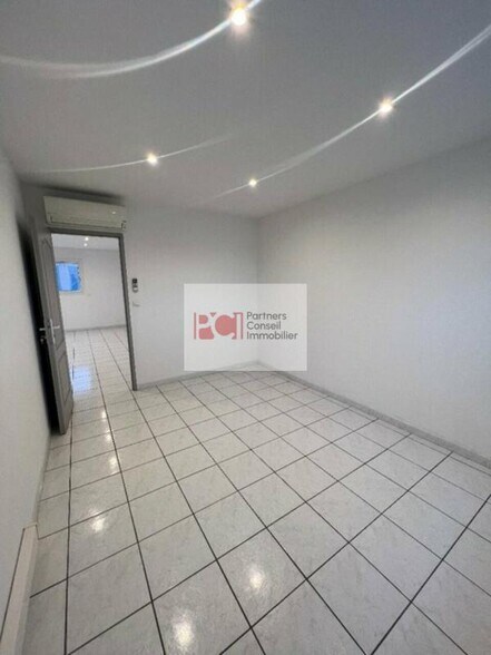 Office in Nîmes for lease - Interior Photo - Image 3 of 3