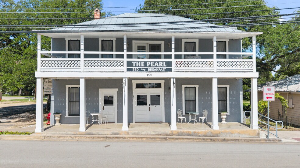 201 Nugent Ave ave, Johnson City, TX à vendre - Photo du bâtiment - Image 2 de 50