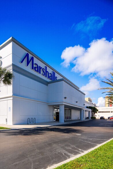 16850 Collins Ave, Sunny Isles Beach, FL for lease - Building Photo - Image 2 of 14