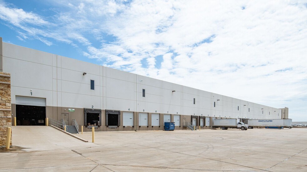 1300 N State Highway 360, Grand Prairie, TX à louer - Photo du bâtiment - Image 2 de 5
