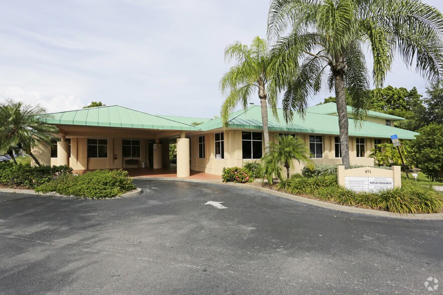671 Goodlette Rd N, Naples, FL à louer - Photo du bâtiment - Image 2 de 6