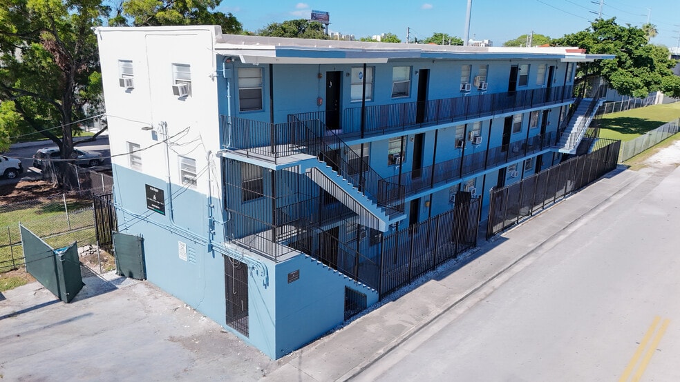 220 NW 11th Ter, Miami, FL for sale - Building Photo - Image 3 of 9