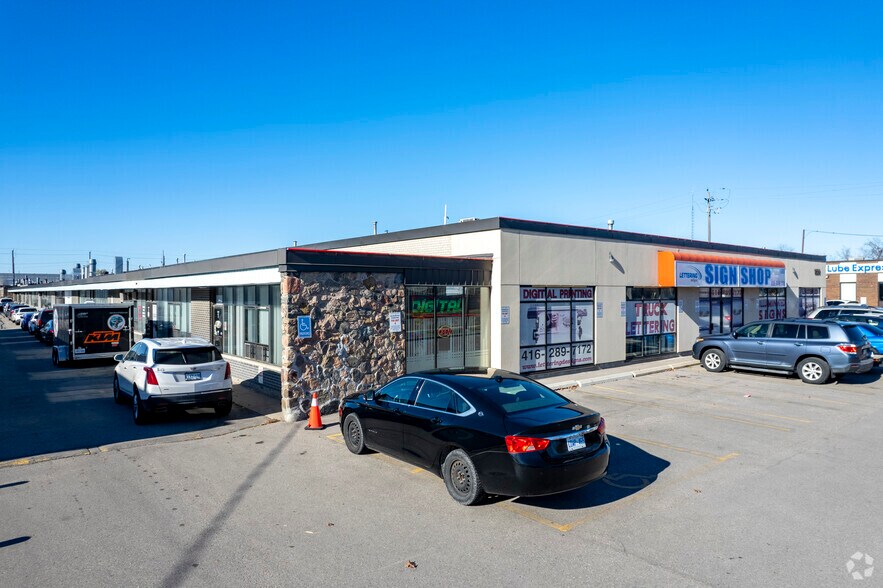 1680 Midland Ave, Toronto, ON à vendre - Photo du bâtiment - Image 2 de 4