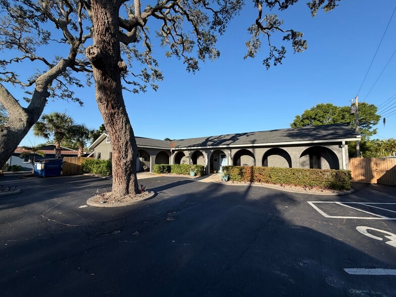 11520 Oakhurst Rd, Largo, FL for lease - Building Photo - Image 1 of 19