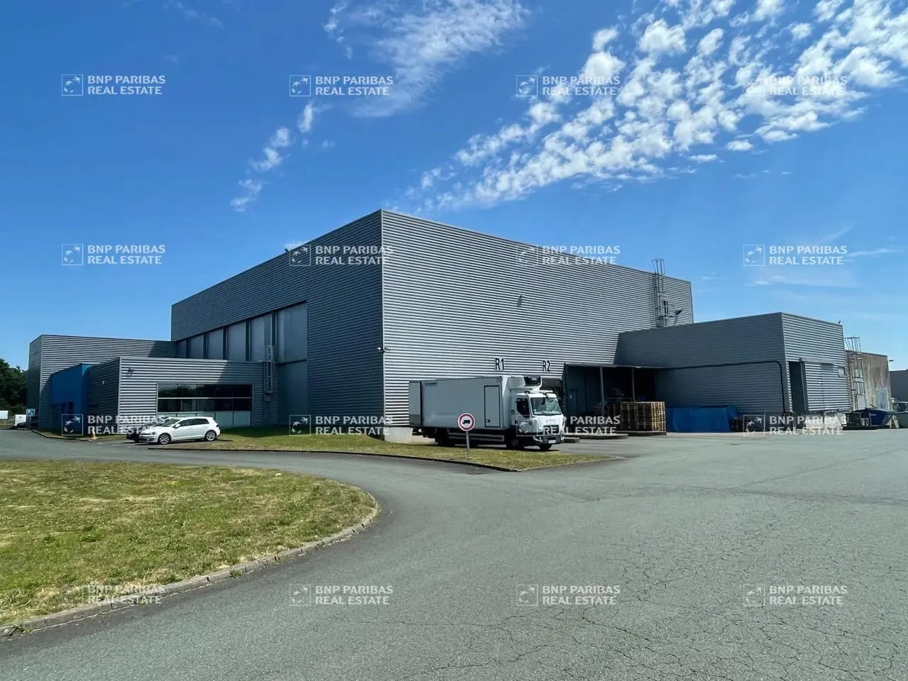 Local d'activités dans Montaigu-Vendée à vendre Photo du bâtiment- Image 1 de 10