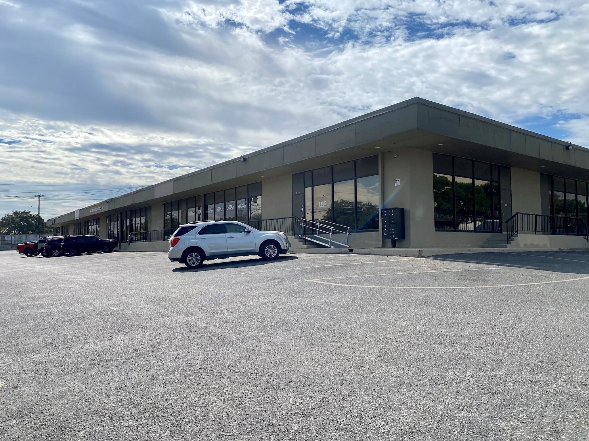 8027-8058 Pinebrook Dr, San Antonio, TX for lease Primary Photo- Image 1 of 4