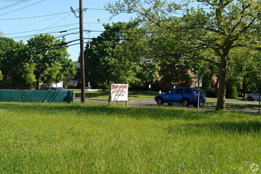 1195 Roanoke Ave, Riverhead, NY à vendre - Photo du bâtiment - Image 3 de 3