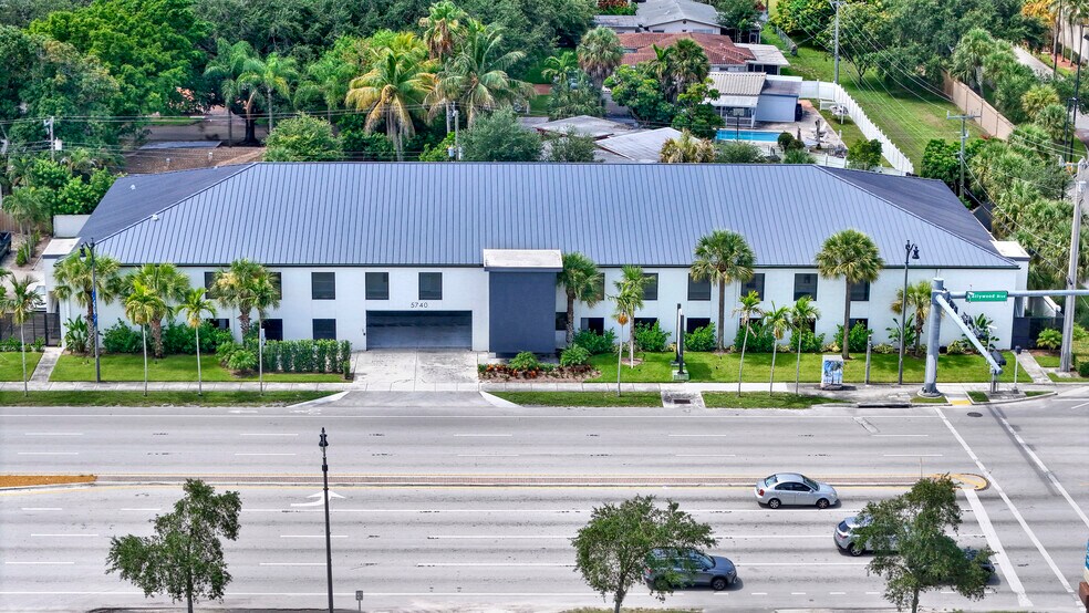 5740 Hollywood Blvd, Hollywood, FL à louer - Photo du bâtiment - Image 1 de 7