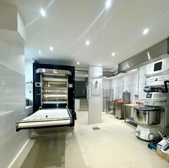 Retail in Nice for lease - Interior Photo - Image 3 of 4