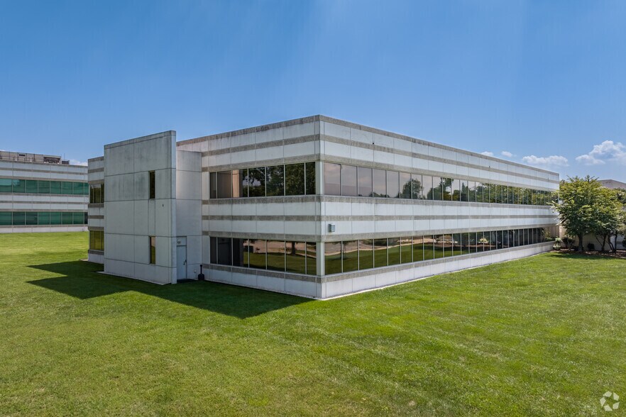 4090 Premier Dr, High Point, NC à louer - Photo du bâtiment - Image 2 de 23