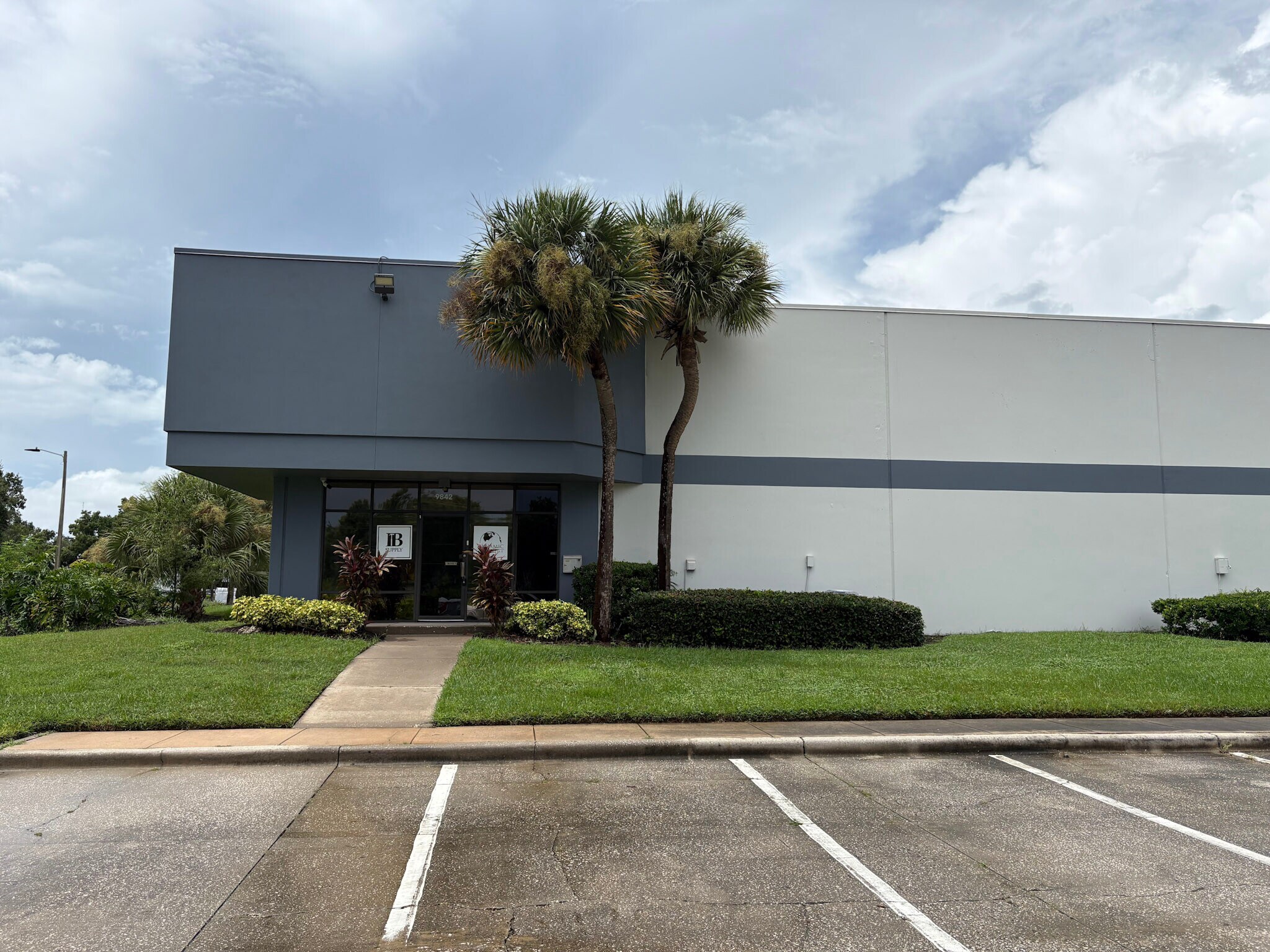 9842-9860 Currie Davis Dr, Tampa, FL for lease Interior Photo- Image 1 of 18