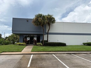 9842-9860 Currie Davis Dr, Tampa, FL for lease Interior Photo- Image 1 of 18