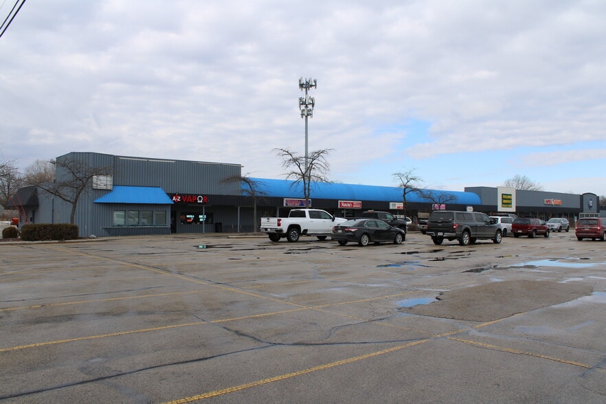 784-824 S Main St, Fond Du Lac, WI à louer - Photo du bâtiment - Image 3 de 9
