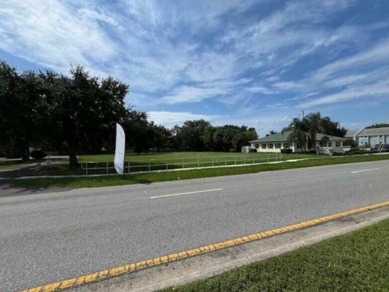 900 Starkey Rd, Largo, FL à vendre - Photo du bâtiment - Image 2 de 26