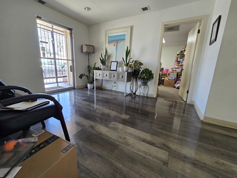 19428 Londelius St, Northridge, CA for lease - Interior Photo - Image 2 of 11