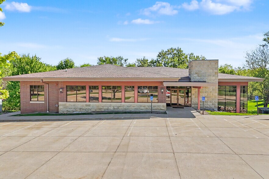 2680 Berkshire Pky, Des Moines, IA à vendre - Photo du bâtiment - Image 1 de 5
