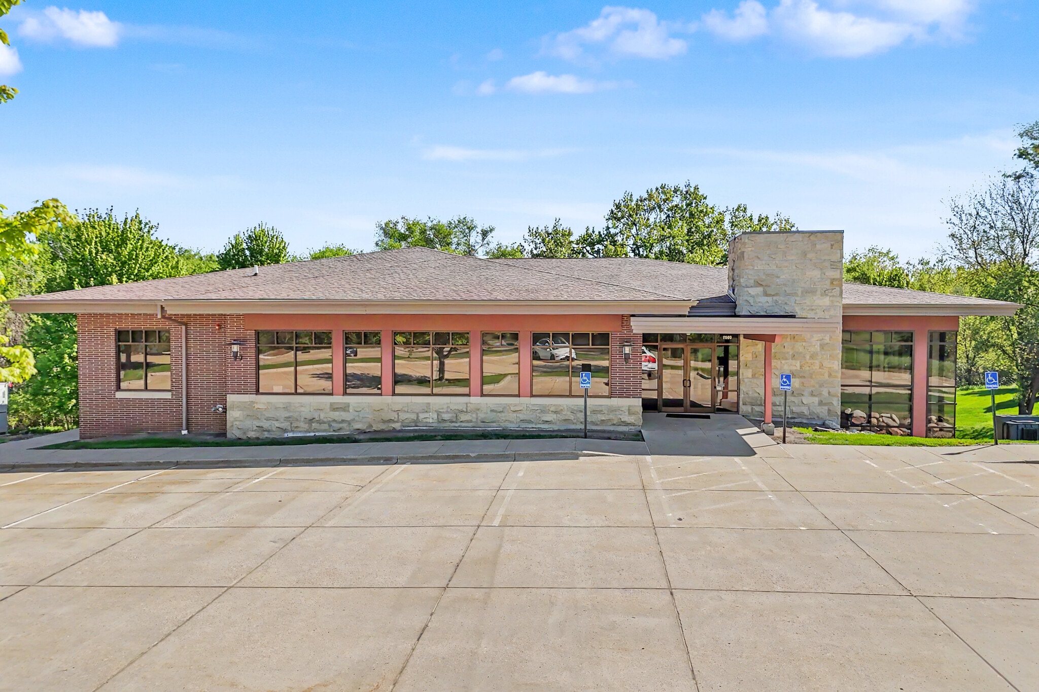 2680 Berkshire Pky, Des Moines, IA for sale Building Photo- Image 1 of 6