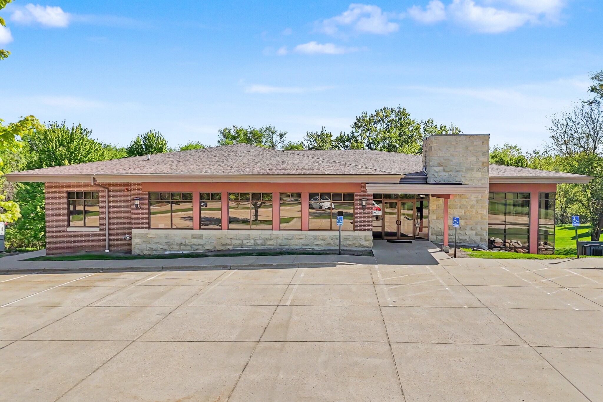 2680 Berkshire Pky, Des Moines, IA à vendre Photo du bâtiment- Image 1 de 6